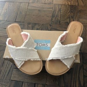 Toms natural metallic jute slides